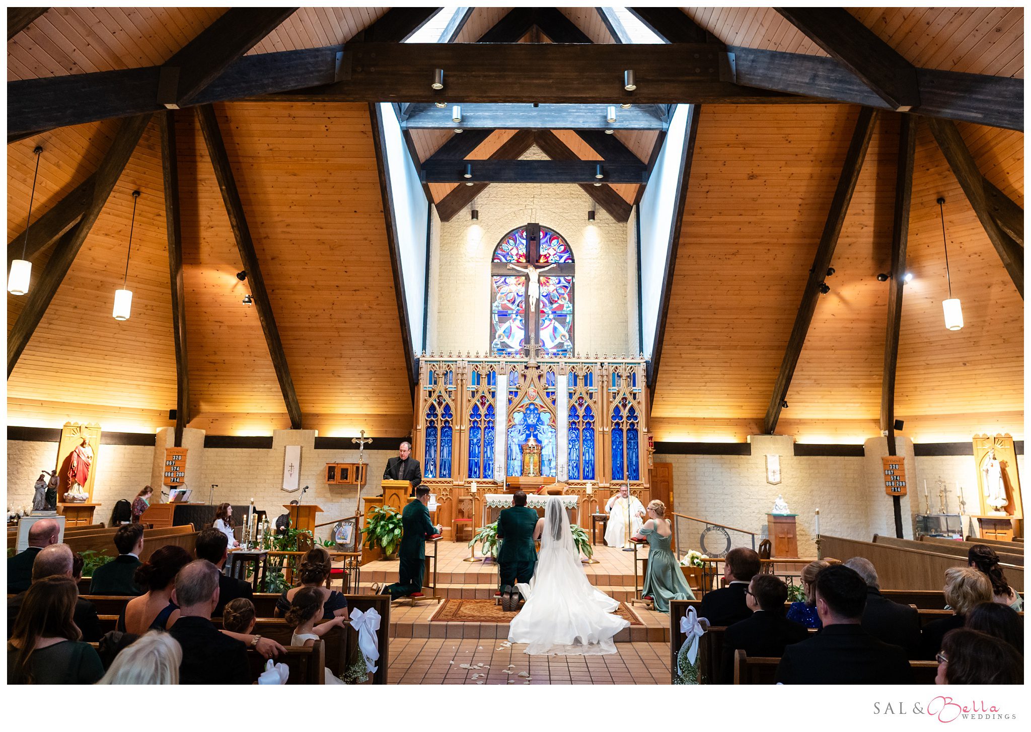 beautiful wedding photos at St. Barbara’s church Corpus Christi Parish in Bridgeville PA, outside of the Pittsburgh Area. 